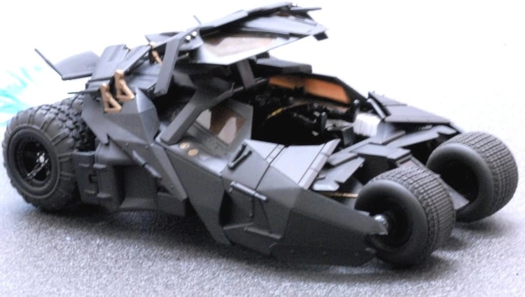 فیگور ماشین بتمن بتموبیل با فیگور برند کایدو Batmobile Kaiyodo