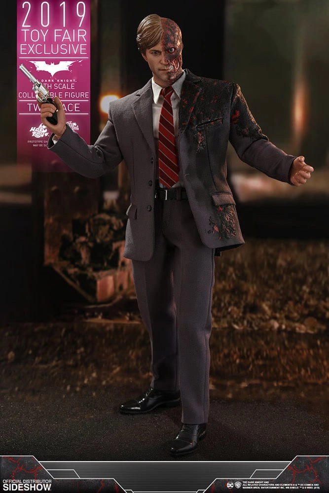 اکشن فیگور هاروی دنت سری بتمن دارک نایت برند هات تویز مدل Batman The Dark Night Two Face Hottoys