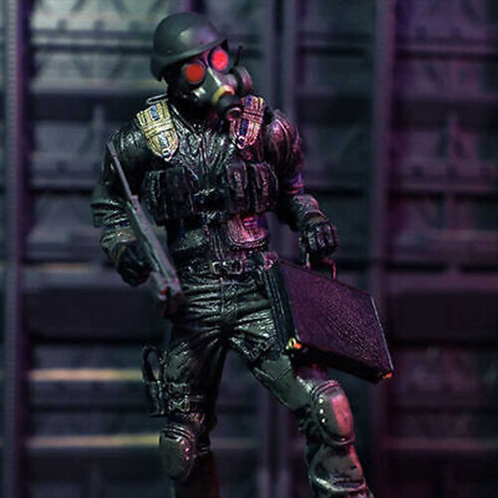 اکشن فیگور هانک رزیدنت اویل 18 سانت نکا مدل Resident Evil Hunk Neca