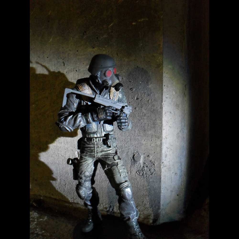 اکشن فیگور هانک رزیدنت اویل 18 سانت نکا مدل Resident Evil Hunk Neca