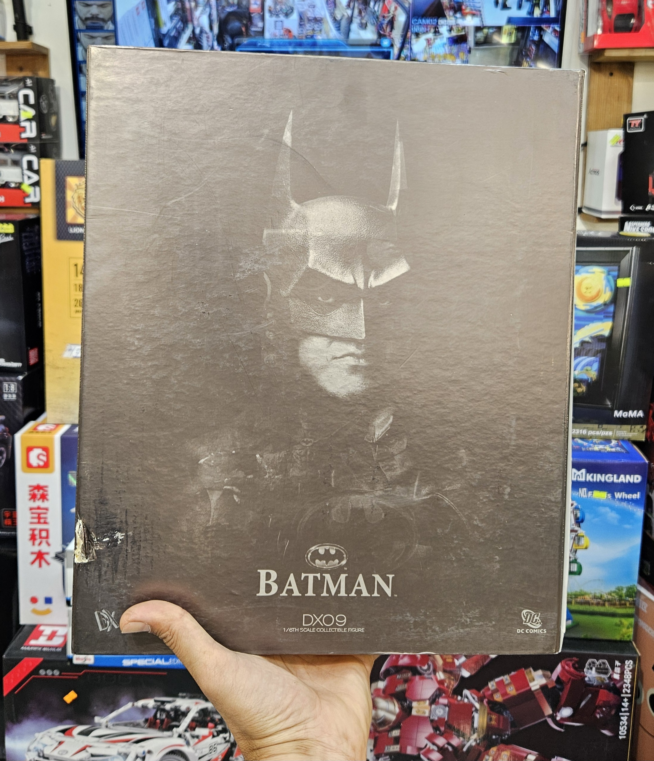 اکشن فیگور بتمن مایکل کیتون هات تویز 1/6 دلوکس مدل Batman Michael Keaton 1989 Hot Toys DX09