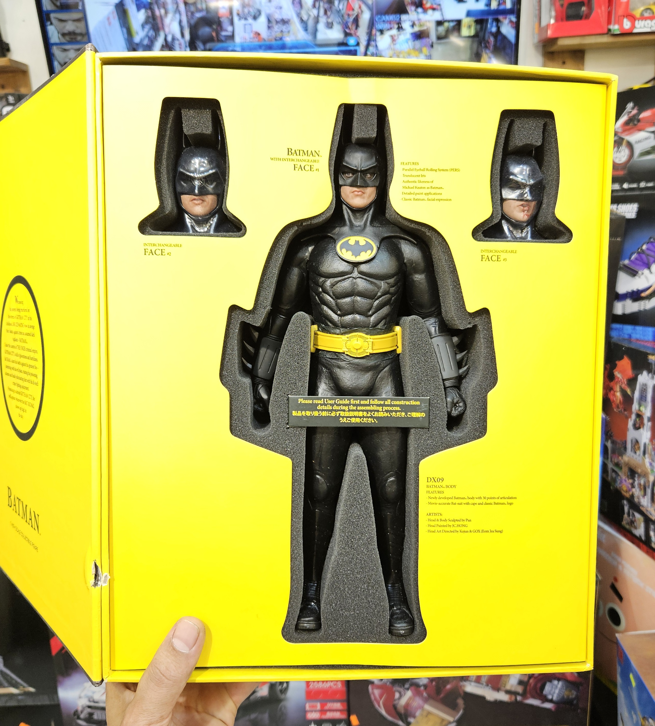 اکشن فیگور بتمن مایکل کیتون هات تویز 1/6 دلوکس مدل Batman Michael Keaton 1989 Hot Toys DX09