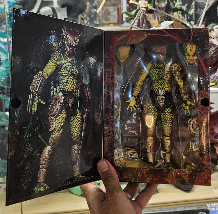 اکشن فیگور پردیتور گلدن آنجل نسخه 1718 کامیک استوری نکا مدل Neca Predator Elder: The Golden Angel Ultimate Edition